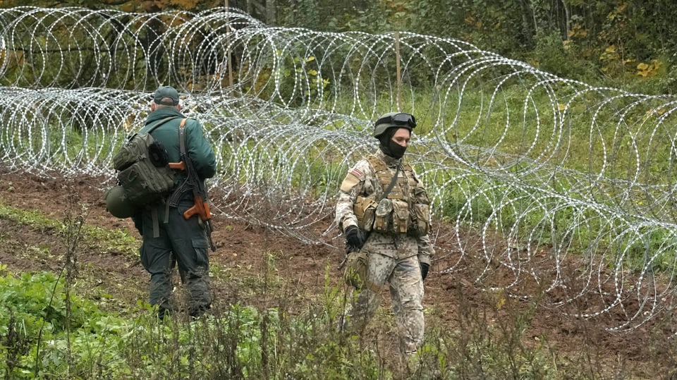 Im Herbst zog Lettland an der Grenze zu Belarus Stacheldrahtzäune hoch