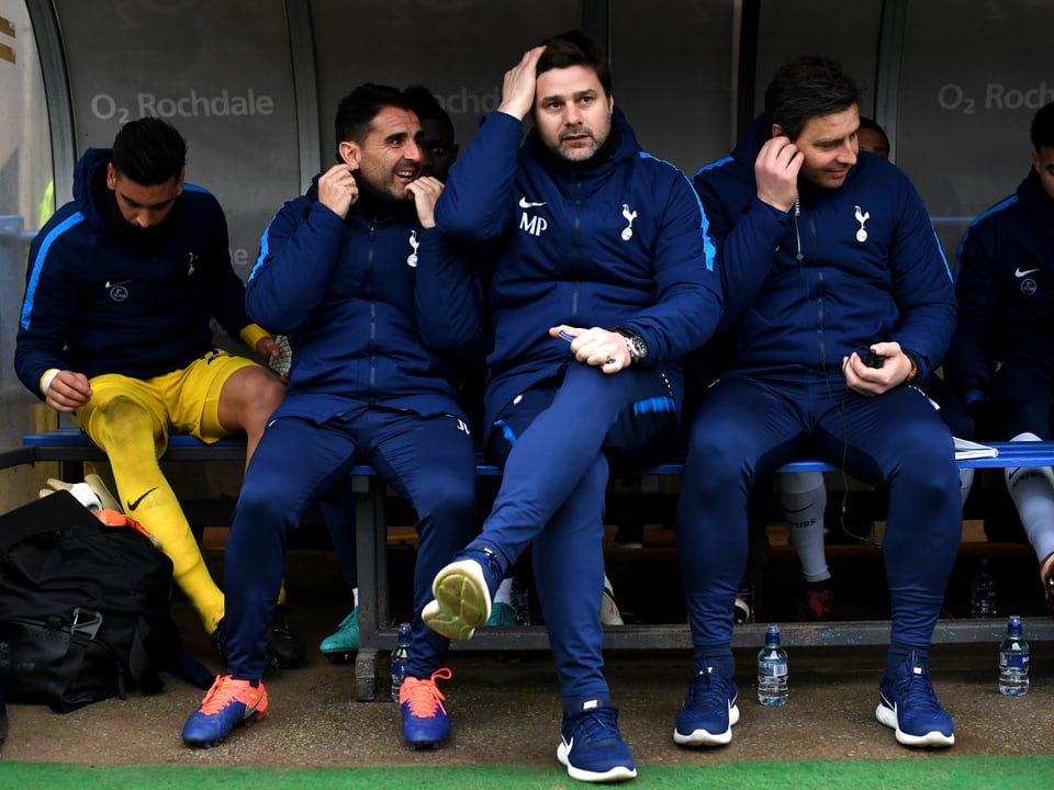 Tottenham-Coach Mauricio Pocchettino fährt sich durchs Haar.