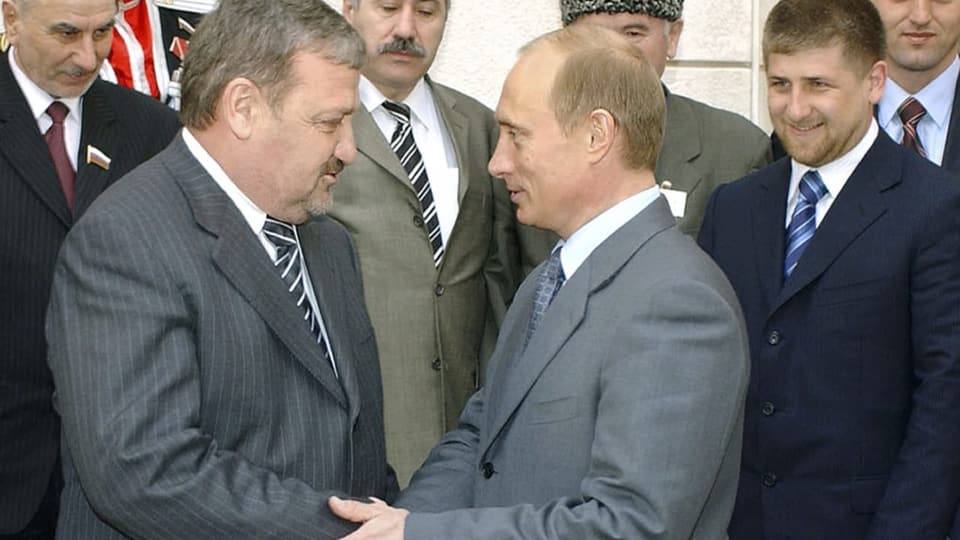 Achmat Kadyrow 2004 mit dem damaligen und heutigen russischen Präsidenten Wladimir Putin.
