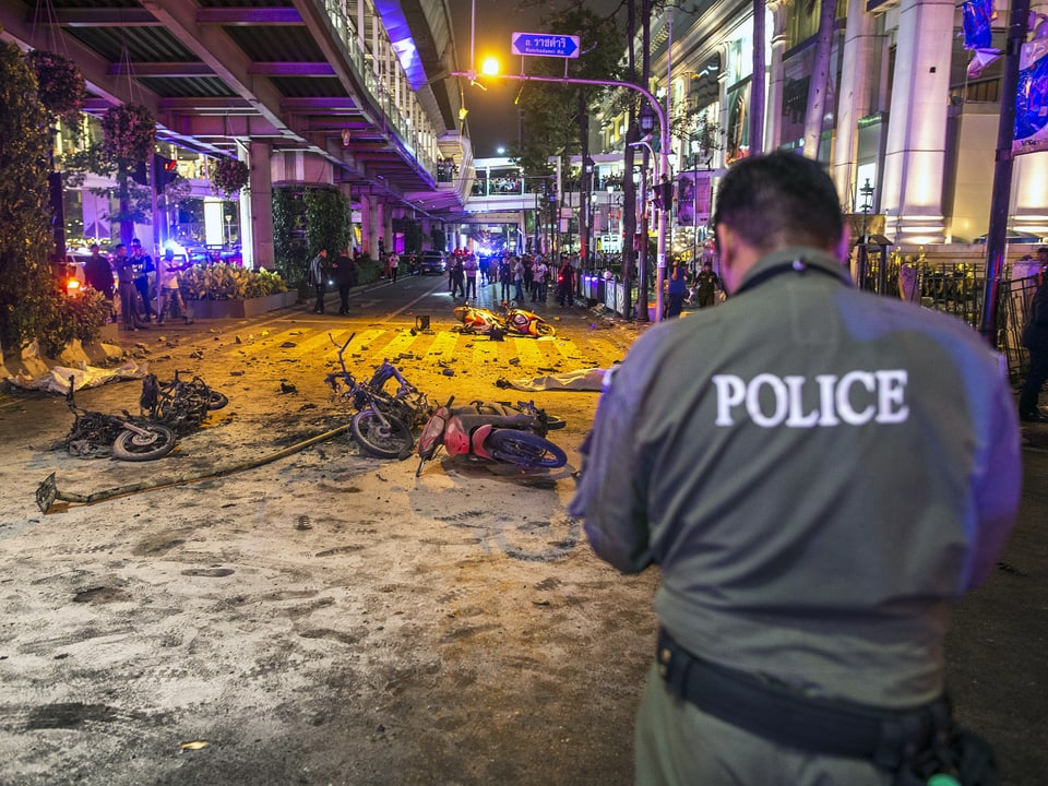 Polizist in Bangkok: Nach dem Bombenanschlag hat auch das EDA seine Reisehinweise für Thailand angepasst. 