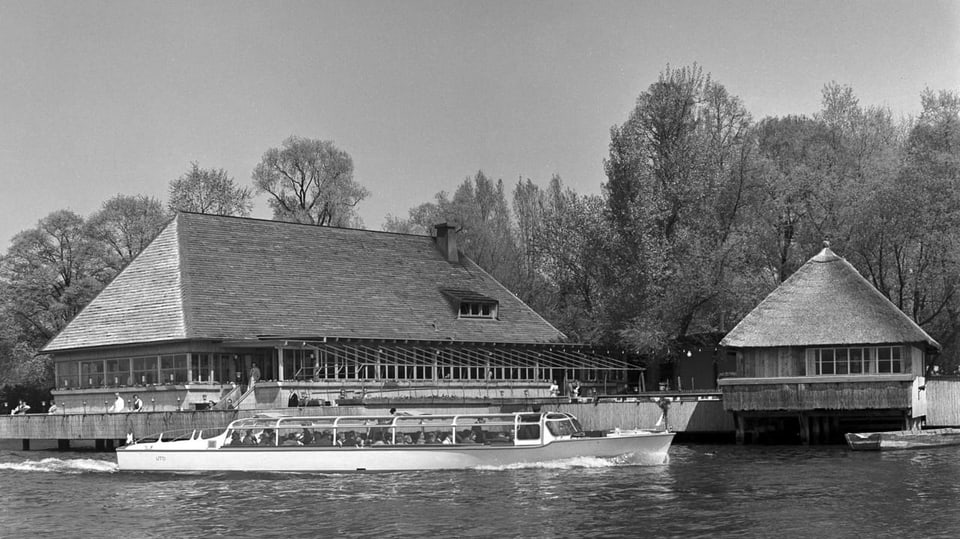 Ein Archivbild in Schwarz-Weiss zeigt das Restaurant Fischerstube auf dem Zürichsee 