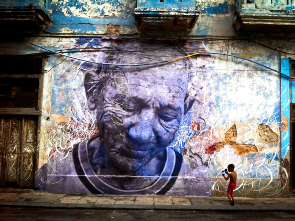 Porträt eines alten Kubaners an einer Mauer.