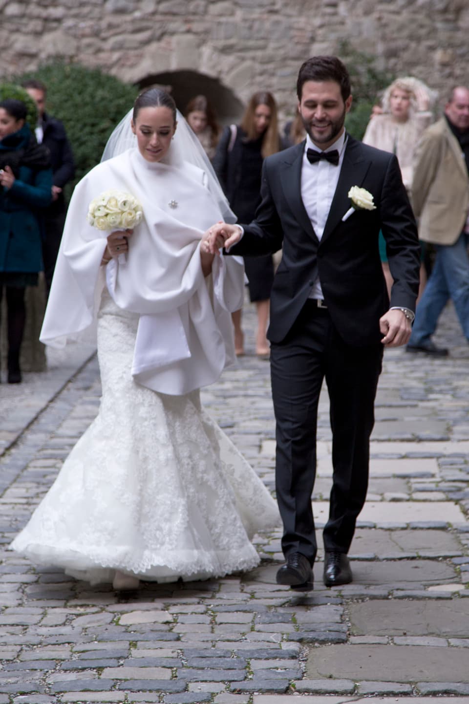 Iva Bencic und Sandro Cavegn schreiten im Hochzeitskleid davon