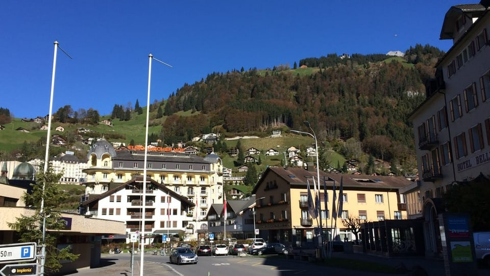 Auf dem Perron im Bahnhof Engelberg stehen viele Menschen. Sie sind mit dem Zug in Engelberg angekommen.