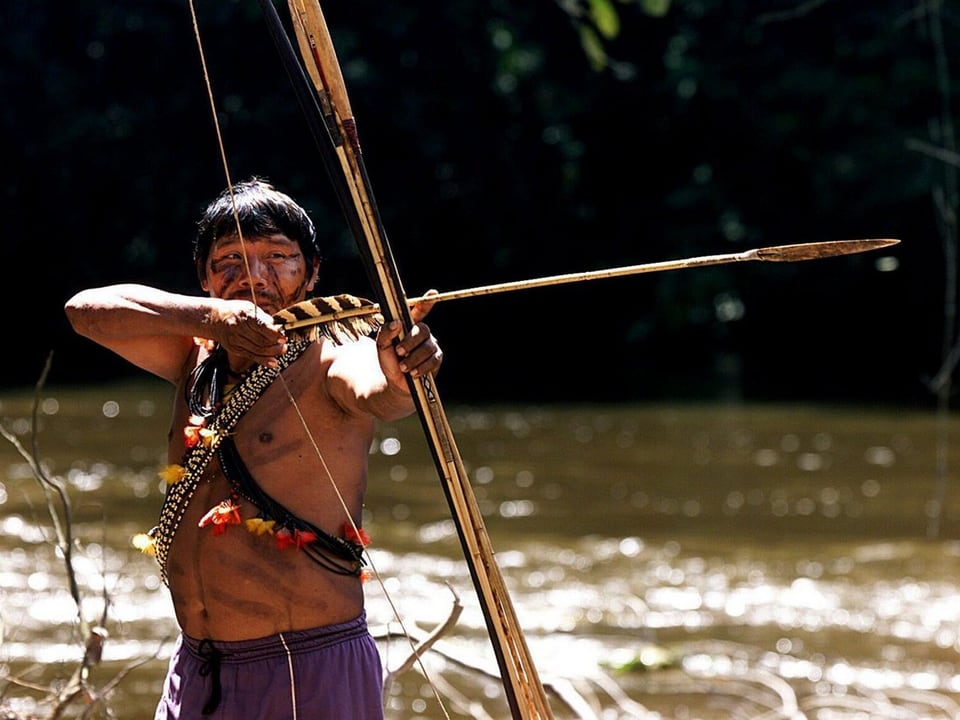 Cinta Larga Indianer mit Kriegsbemalung und Pfeil und Bogen im brasilianischen Urwald.