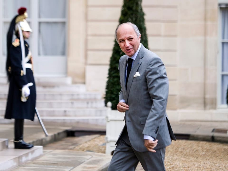 Frankreichs Aussenminister Laurent Fabius schaut gehend in die Kamera.