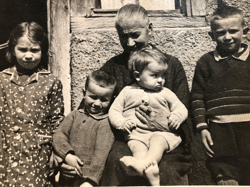 Ein Familienfoto mit einer Mutter und vier Kindern.