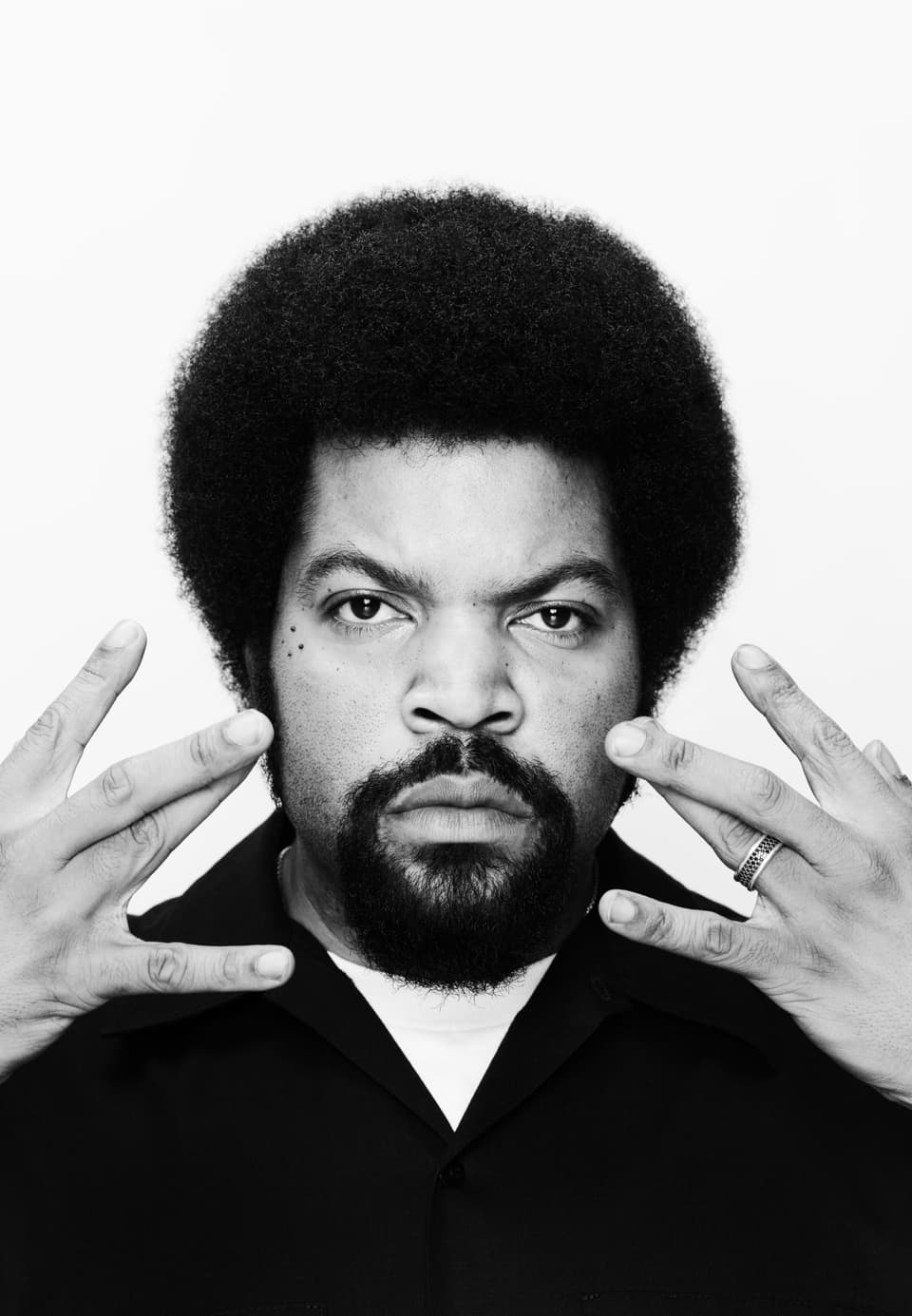 Rapper Ice Cube hält seine Finger ans Gesicht