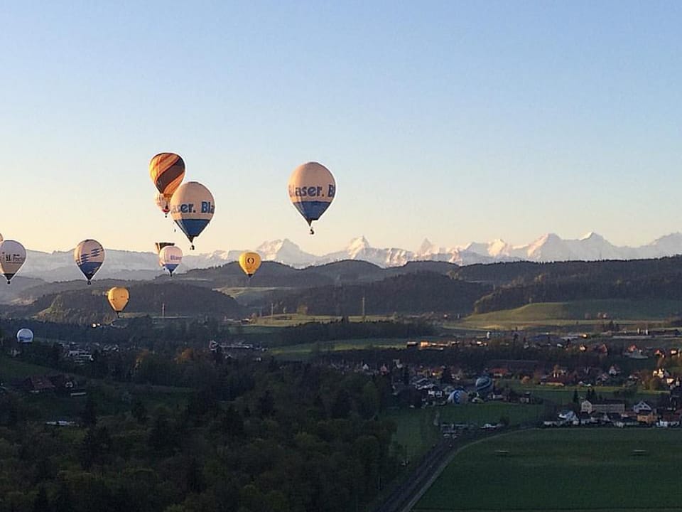 Das ganze Wochenende schwebten Heissluftballone über dem Emmental – 27 Ballonfahrer kämpften um den ersten Platz an der Schweizer Meisterschaft.