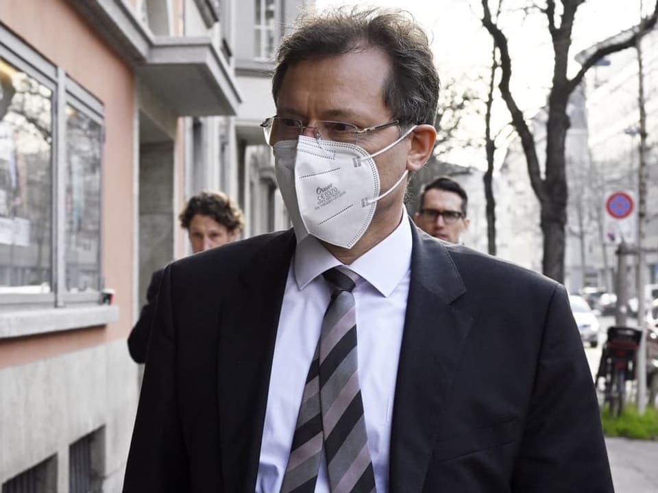 Staatsanwalt Marc Jean-Richard-dit-Bressel auf dem Weg zum Volkshaus.