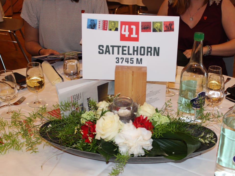 Blumen auf einem Tisch mit der Auschrift Sattelhron.