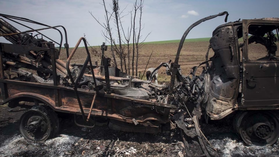 Ausgebombter Lastwagen im Osten der Ukraine. 