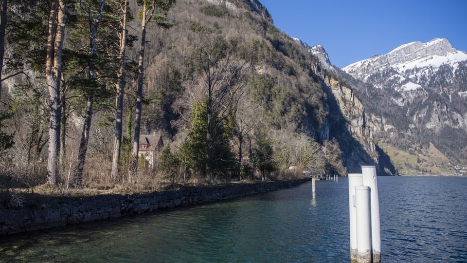 Ufer des Urnersees bei Isleten.