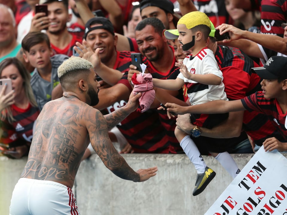 Flamengos Gabriel Barbosa beglückt vor dem Spiel gegen Bahia einen jungen Fan.