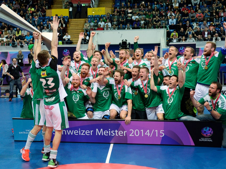 Die Mannschaft von Wiler Ersigen bejubelt den Schweizermeistertitel gegen Malans im Jahr 2015.