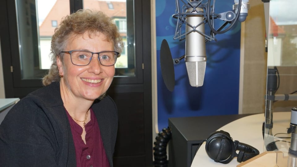 Susanne Brunner sitzt im Radiostudio.