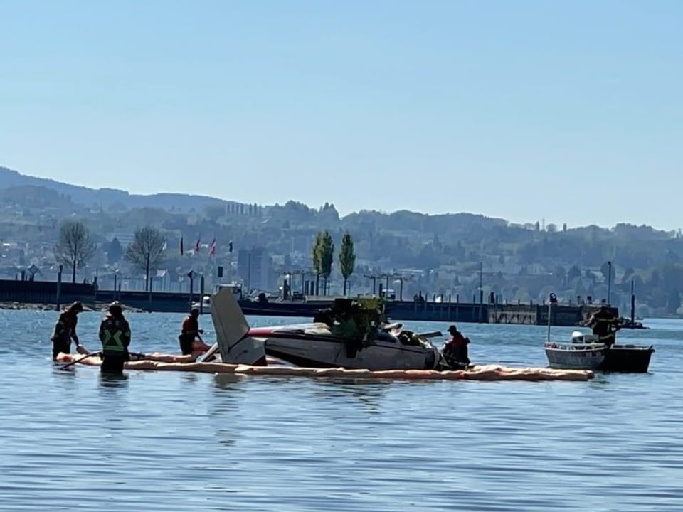 Rettungskräfte arbeiten am Flugzeugwrack im Bodensee