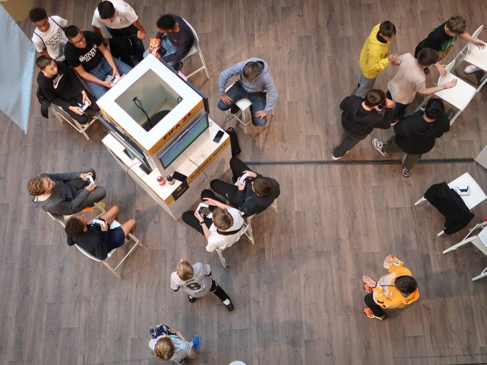 Young men in Gamen shopping center from a bird's-eye view.