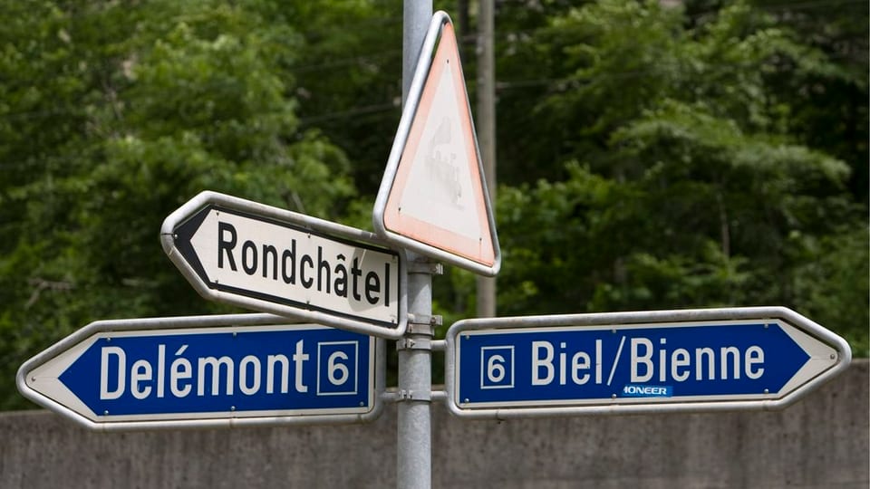 Ein Wegweiser zeigt nach Delémont und nach Biel.