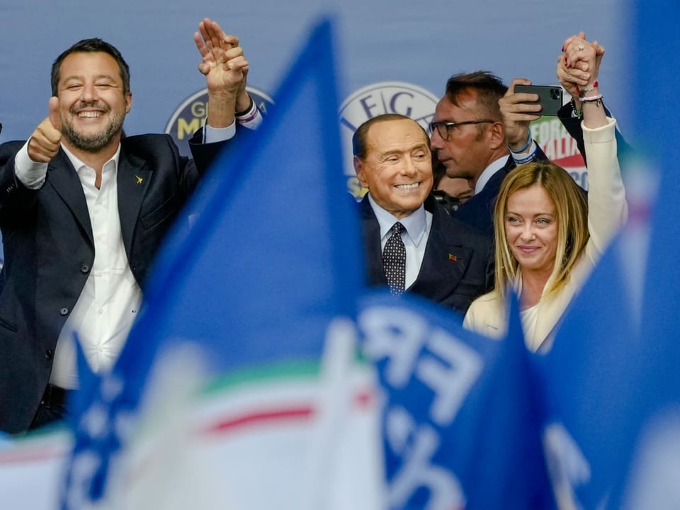 Matteo Salvini, Silvio Berlusconi und Giorgia Meloni an einer Wahlkampfveranstaltung