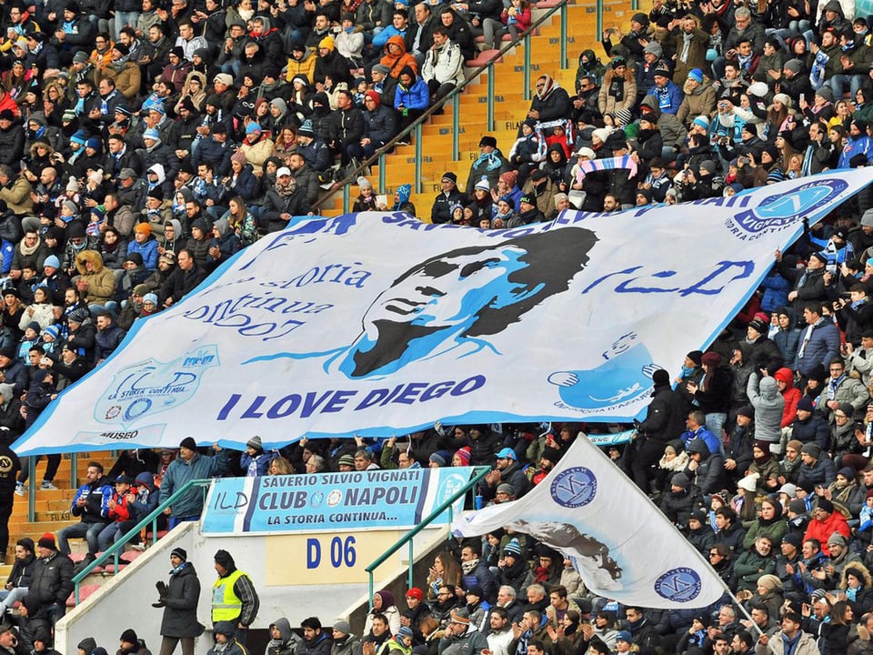 Fans mit Maradona-Transparent