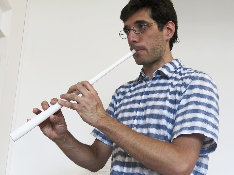 Ein Mann spielt auf einem Blasinstrument
