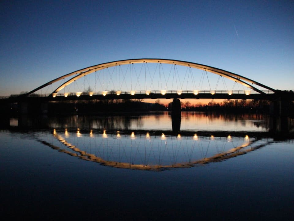 Sonnenuntergang hinter der Brücke zwischen Arch und Grenchen über die Aare.