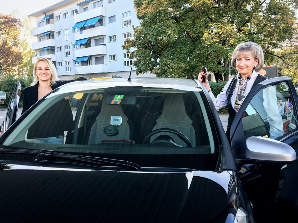 Wenn Ursula Metzler (r.) aus Schlieren im Auto unterwegs ist, hört sie oft die aktuelle Informationssendung «Info 3». Deshalb nahm sie Moderatorin Isabelle Maissen gleich als Beifahrerin, Mithörerin und Gesprächspartnerin mit. 