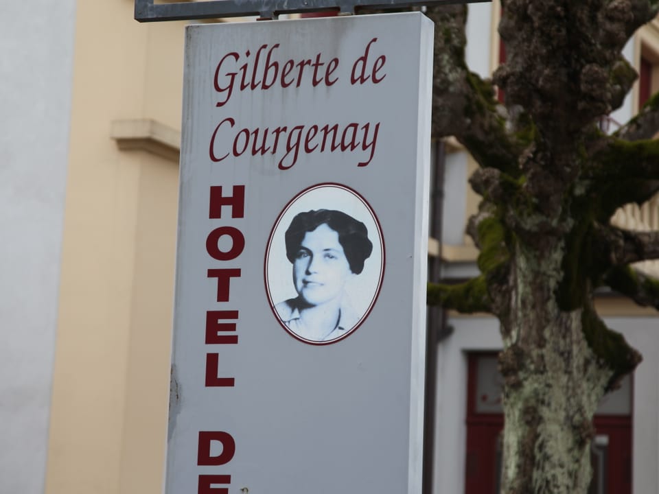Hotelschild "La Petite Gilberte". 