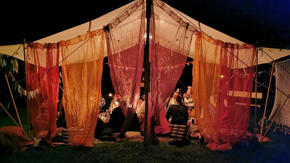 Zelt mit Menschen an einem LARP