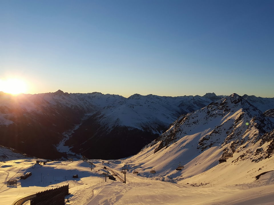 Winterlandschaft, Skipiste, blauer Himmel, Sonnenaufgang.