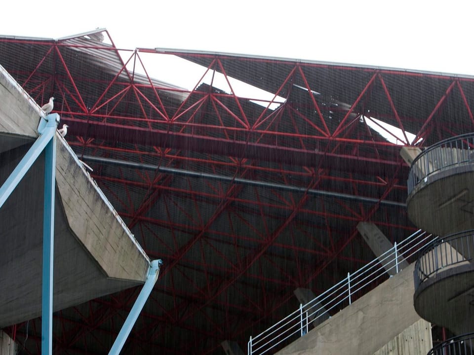 Die Sturmschäden am Dach des Estadio Balaídos.