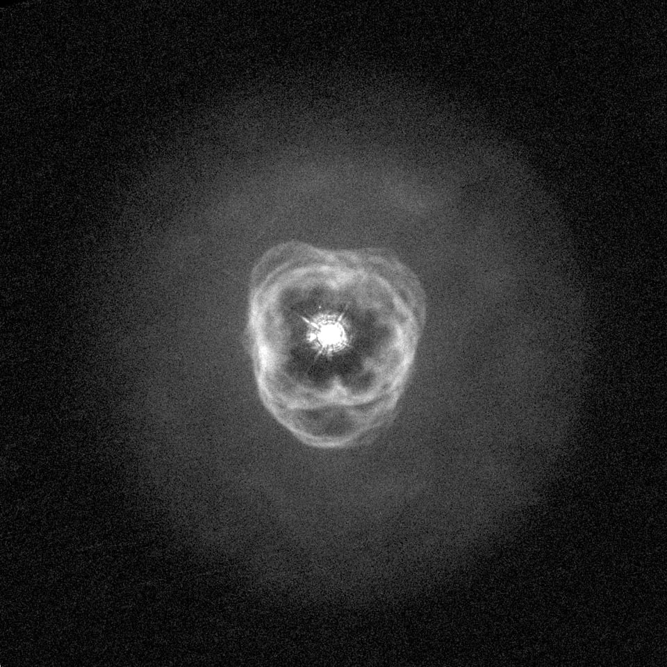 Schwarz-weiss-Bild des Gases Helium im Eskimo-Nebel