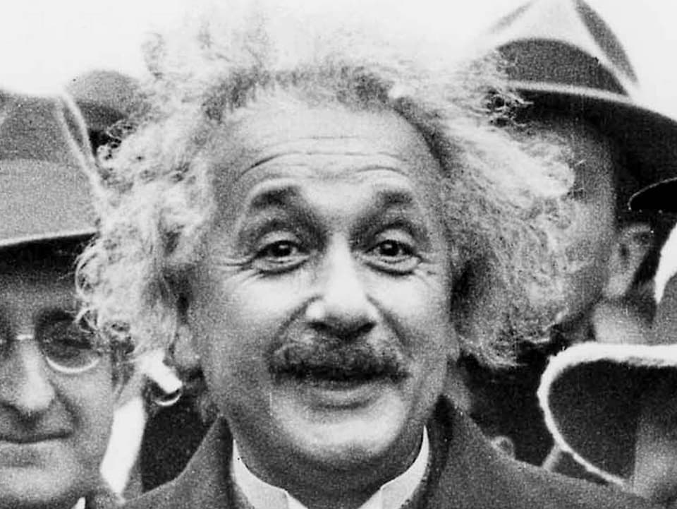 Albert Einstein mit zerzauster Frisur