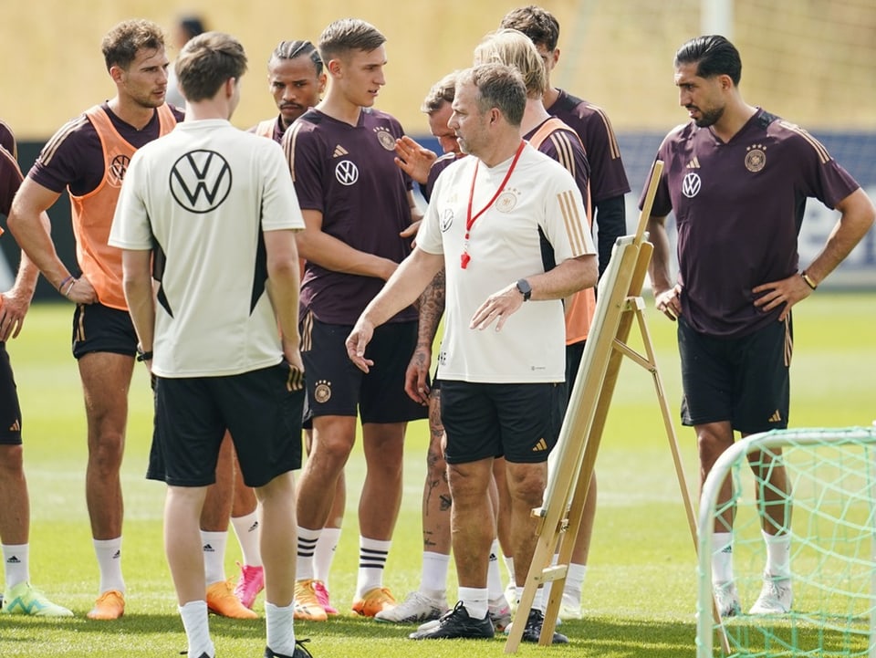 Deutschland-Trainer Hansi Flick vor seiner Taktik-Tafel.