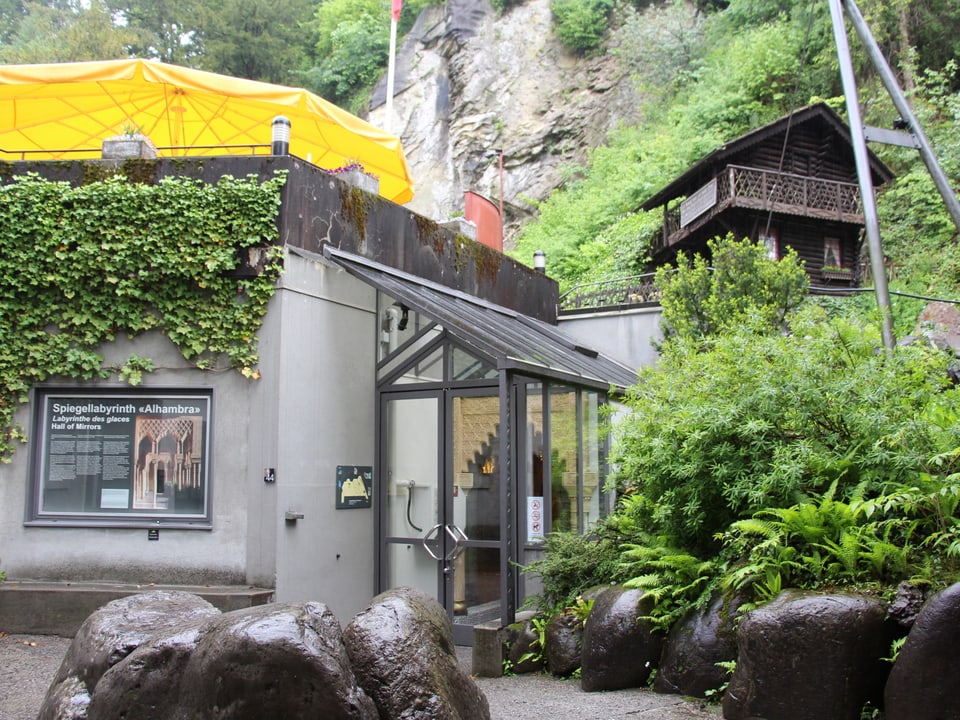 Der Eingang des Spiegellabyrinths im Gletschergarten Luzern.