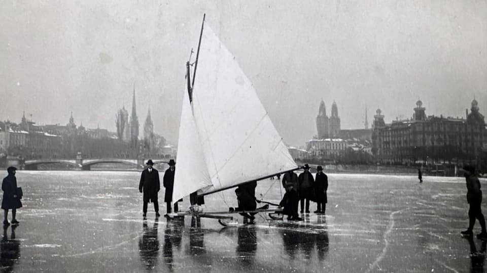 Ein Eissegler auf der zugefrorenen Zürcher Seebucht