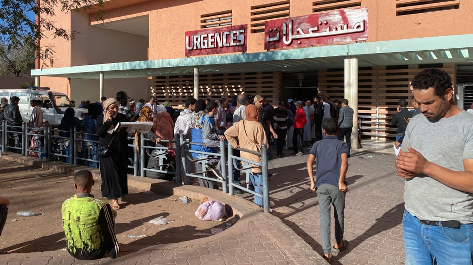Menschen stehen vor dem Spital in Marrakesch Schlange.