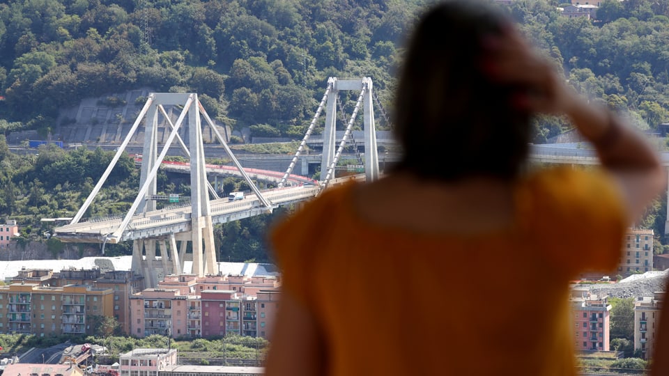 Frau blickt auf die Morandi-Brücke