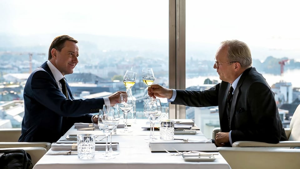 Maier und Brockmann stossen in einem edlen Restaurant mit Weisswein an.