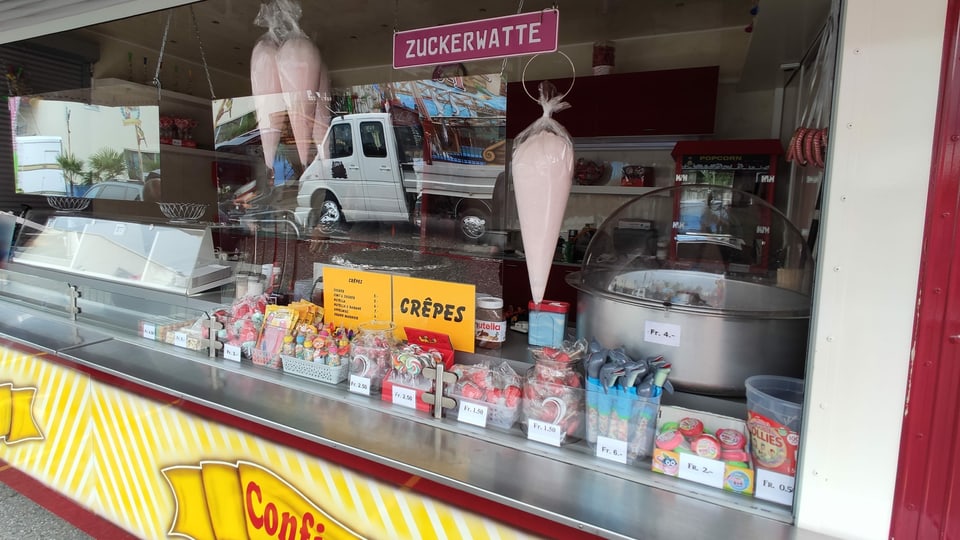 Stand mit Zuckerwatte, Magenbrot und gebrannten Mandeln