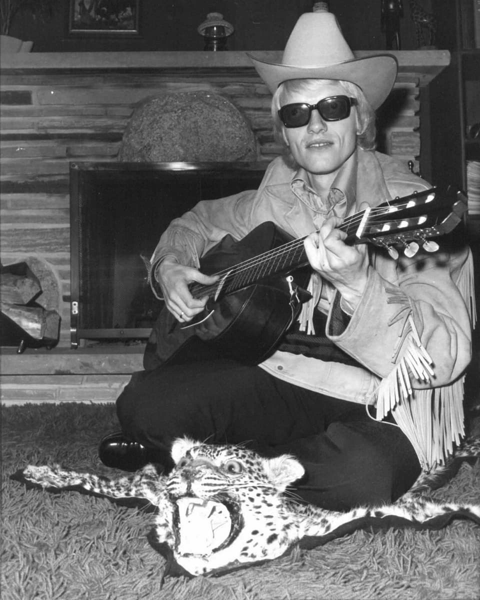 Heino abgebildet mit Gitarre auf einem Leopardenfell sitzend