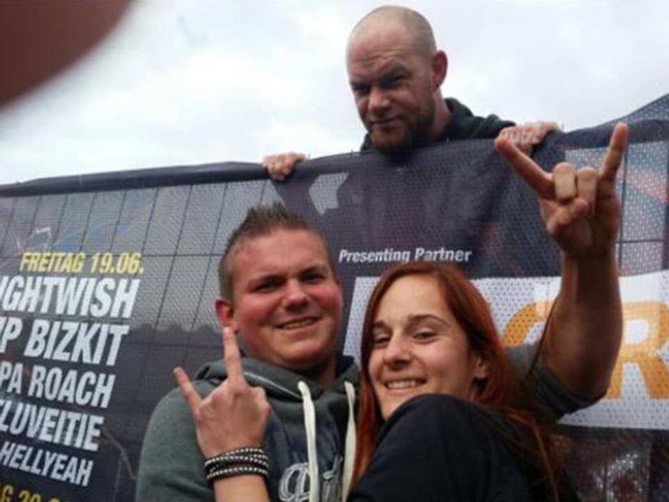 Larissa mit Kollegen und dem Sänger von Five Finger Death Punch.