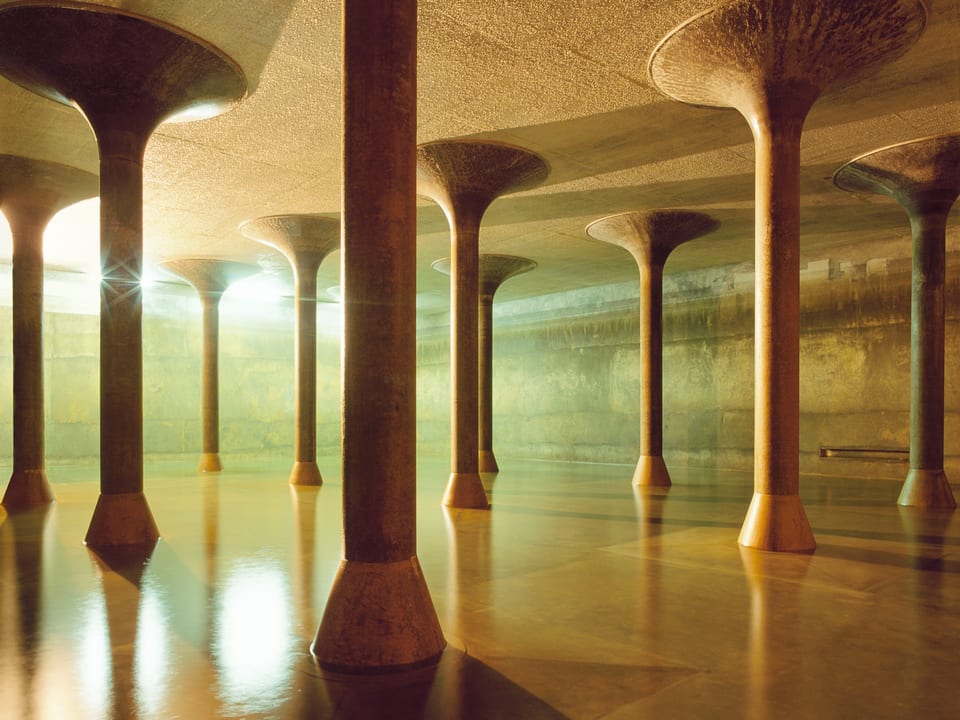 Blick in ein leeres Wasserreservoir mit kunstvoll geformten Säulen.