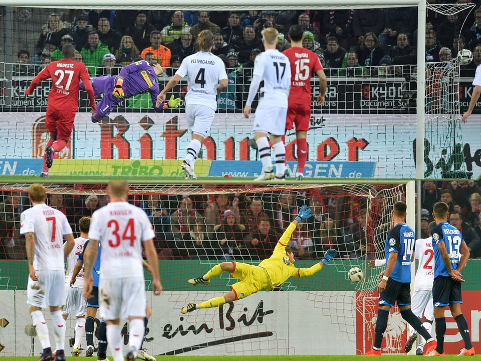 Marcel Risse vom 1. FC Köln schiesst ein Tor gegen Gladbachs Yann Sommer.