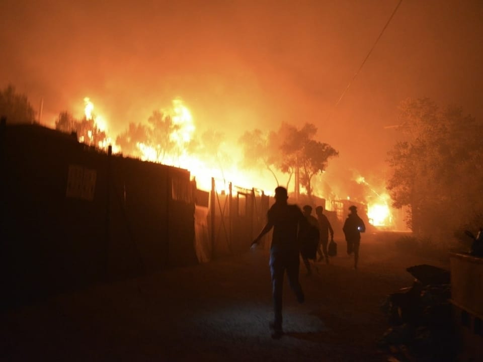 Brennender Horizont im Flüchtlingslager Moria.