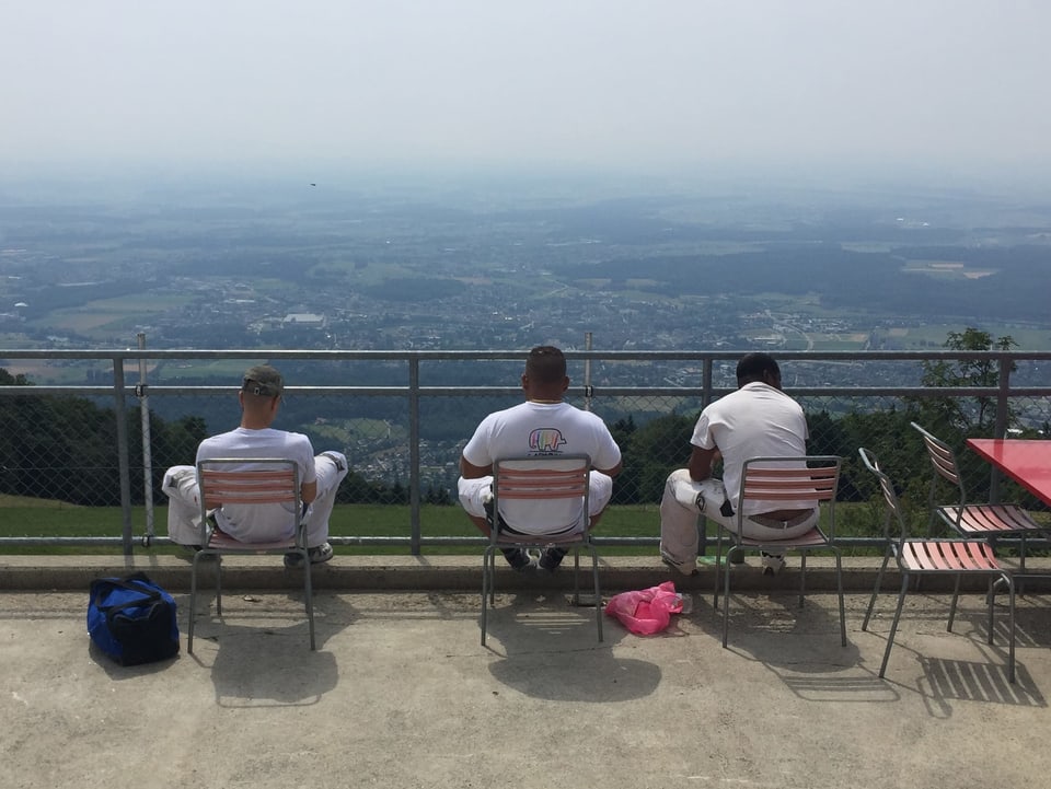 Männer auf Stühlen auf Terrasse