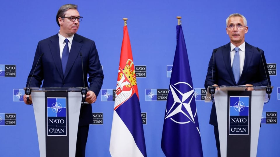 NATO-Generalsekretär Jens Stoltenberg und der serbische Präsident Aleksandar Vucic bei einem Treffen in Brüssel 