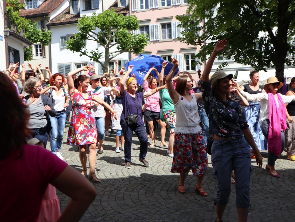 Frauen beim «Tanz-Flashmob» in Rapperswil-Jona.