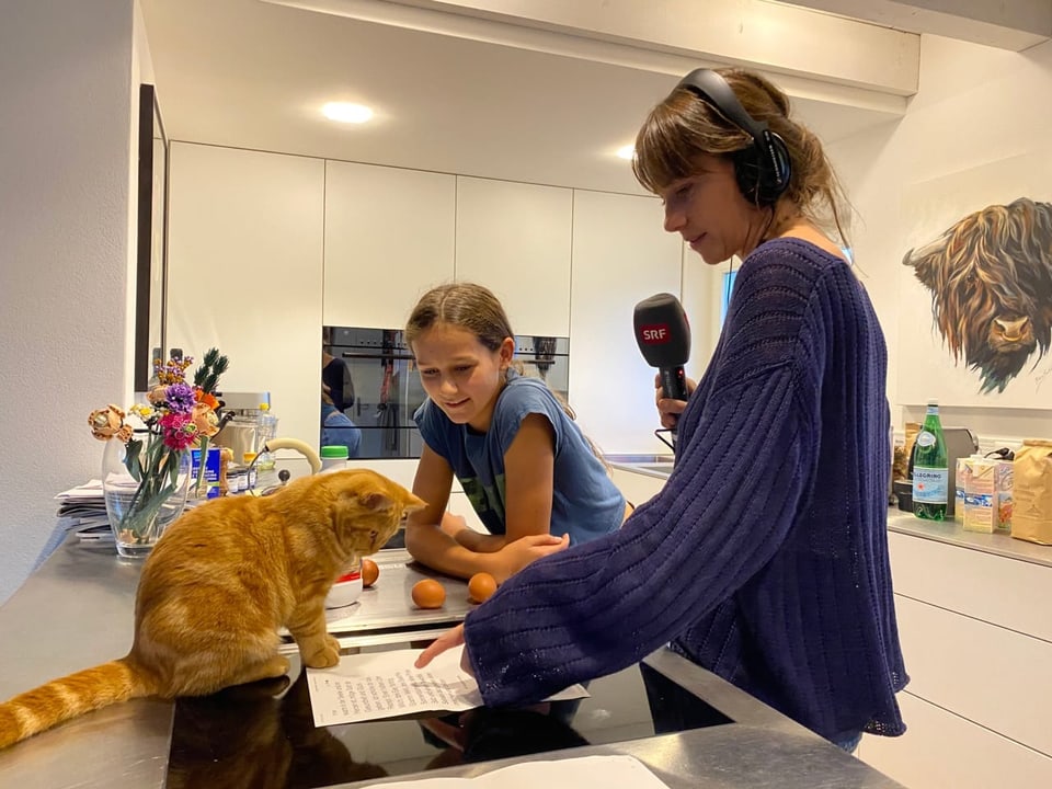 SRF Reporterin Dania und Audrey studieren Olhas Rezept.